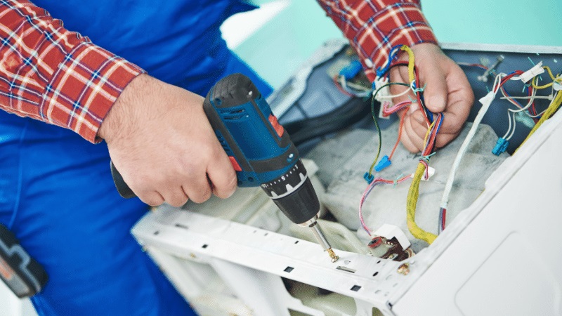 Selendi İndesit İndesit çamaşır makinesi kart tamiri – Su almama arızası orijinal parça ile giderildi. - Teknik servis örneği